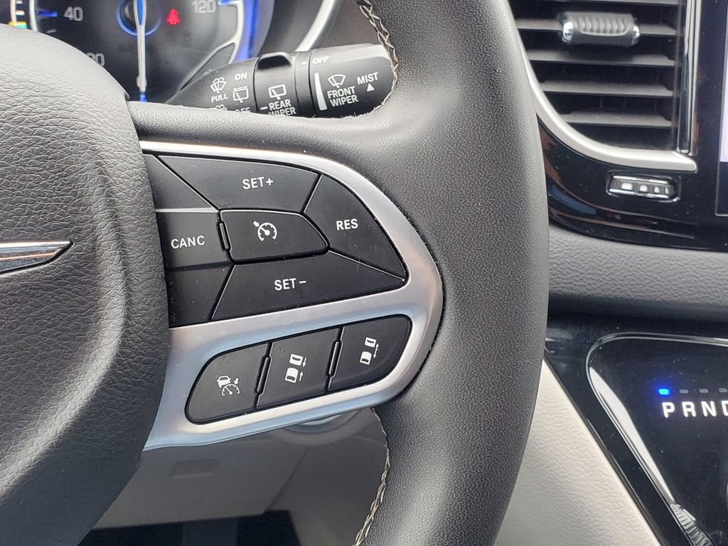 Used 2024 Chrysler Pacifica Touring-L FWD image 16
