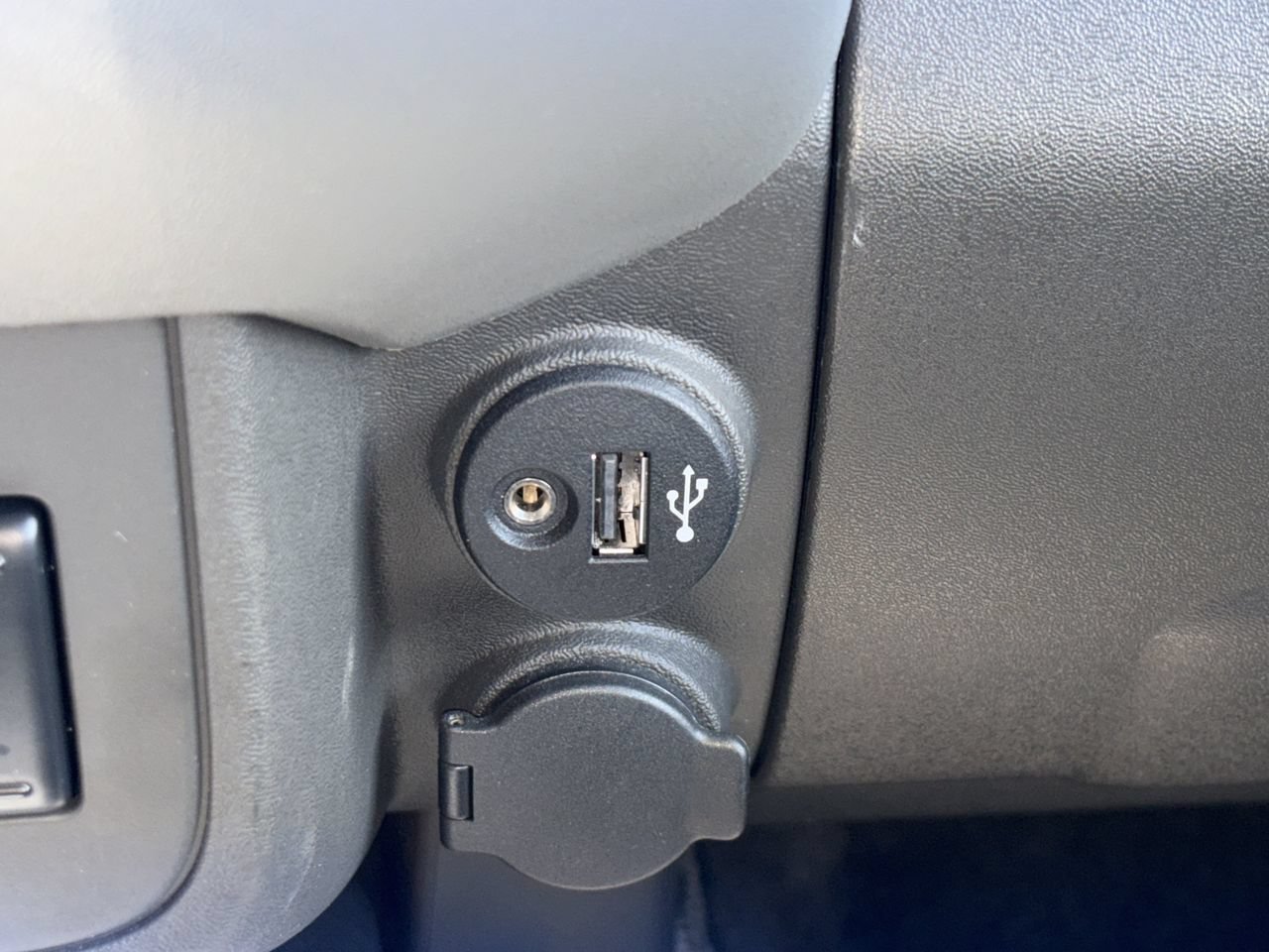 Used 2017 Nissan Frontier PRO-4X w/ Pro-4x Luxury Package AWD/4WD image 17