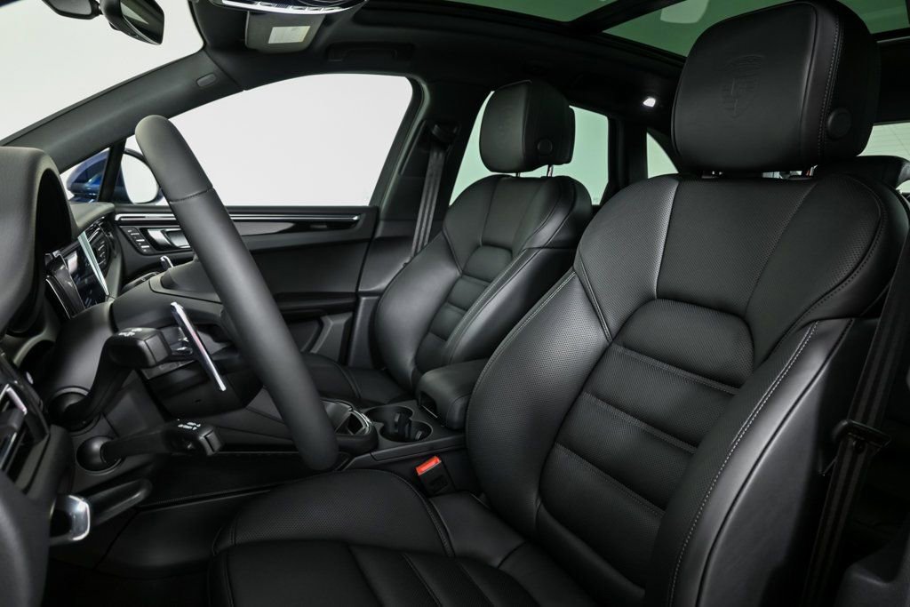 Certified 2026 Porsche Macan AWD/4WD image 5