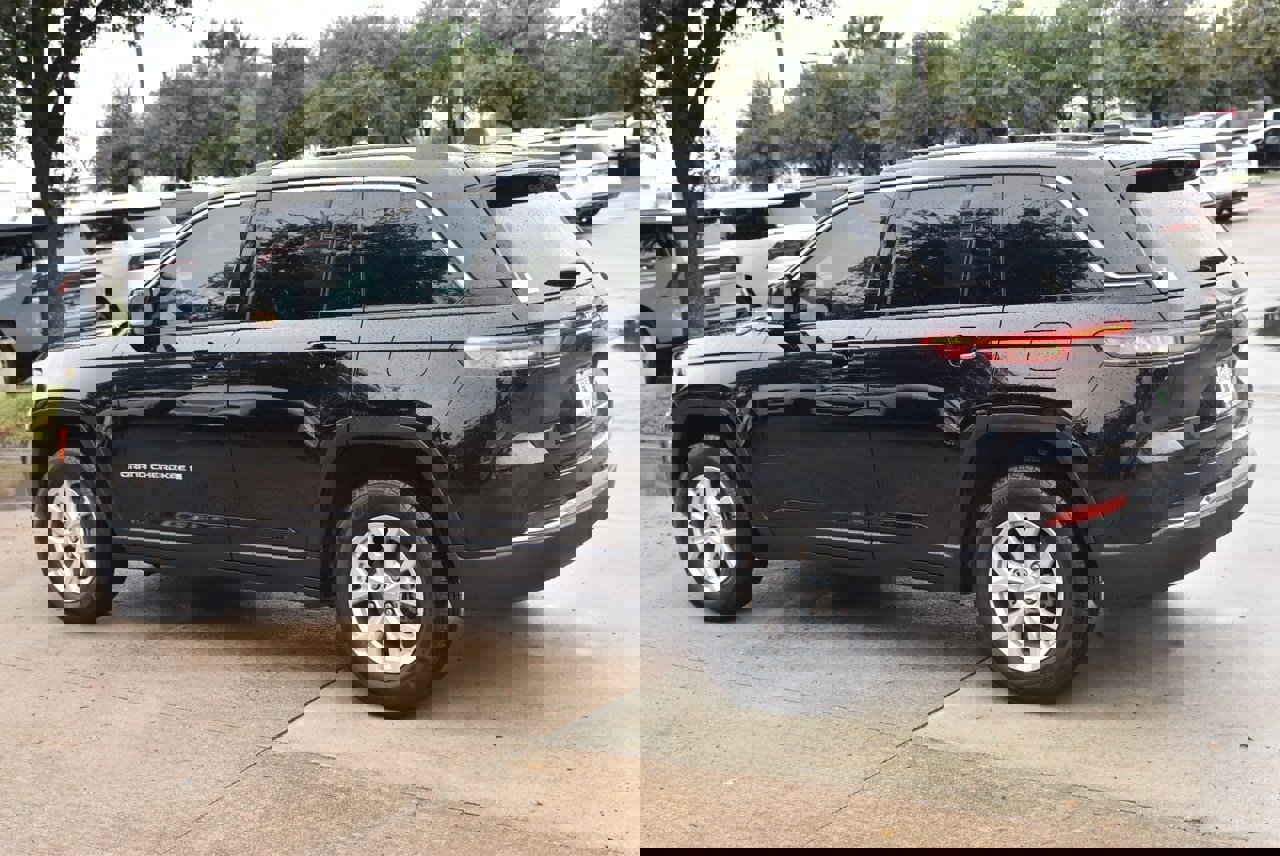 Used 2023 Jeep Grand Cherokee Limited w/ Luxury Tech Group II image 11