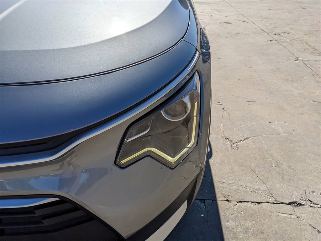 Used 2025 Kia Niro LX image 11