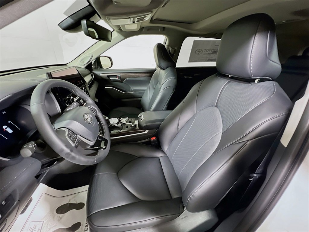 New 2025 Toyota Highlander Limited image 18