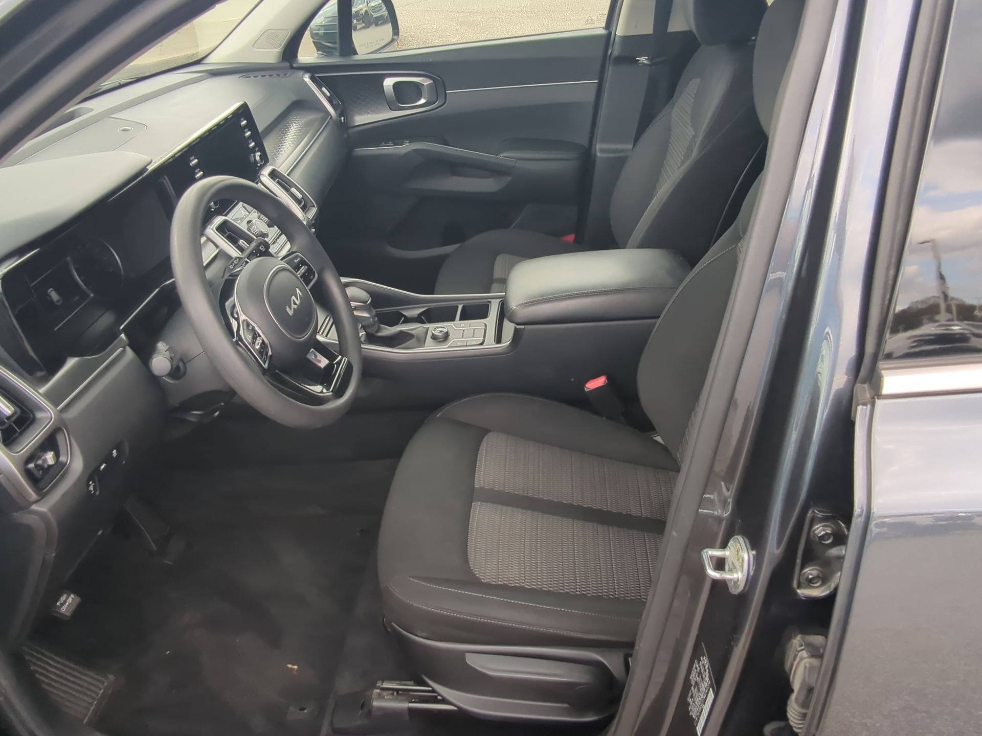 Used 2022 Kia Sorento LX image 11