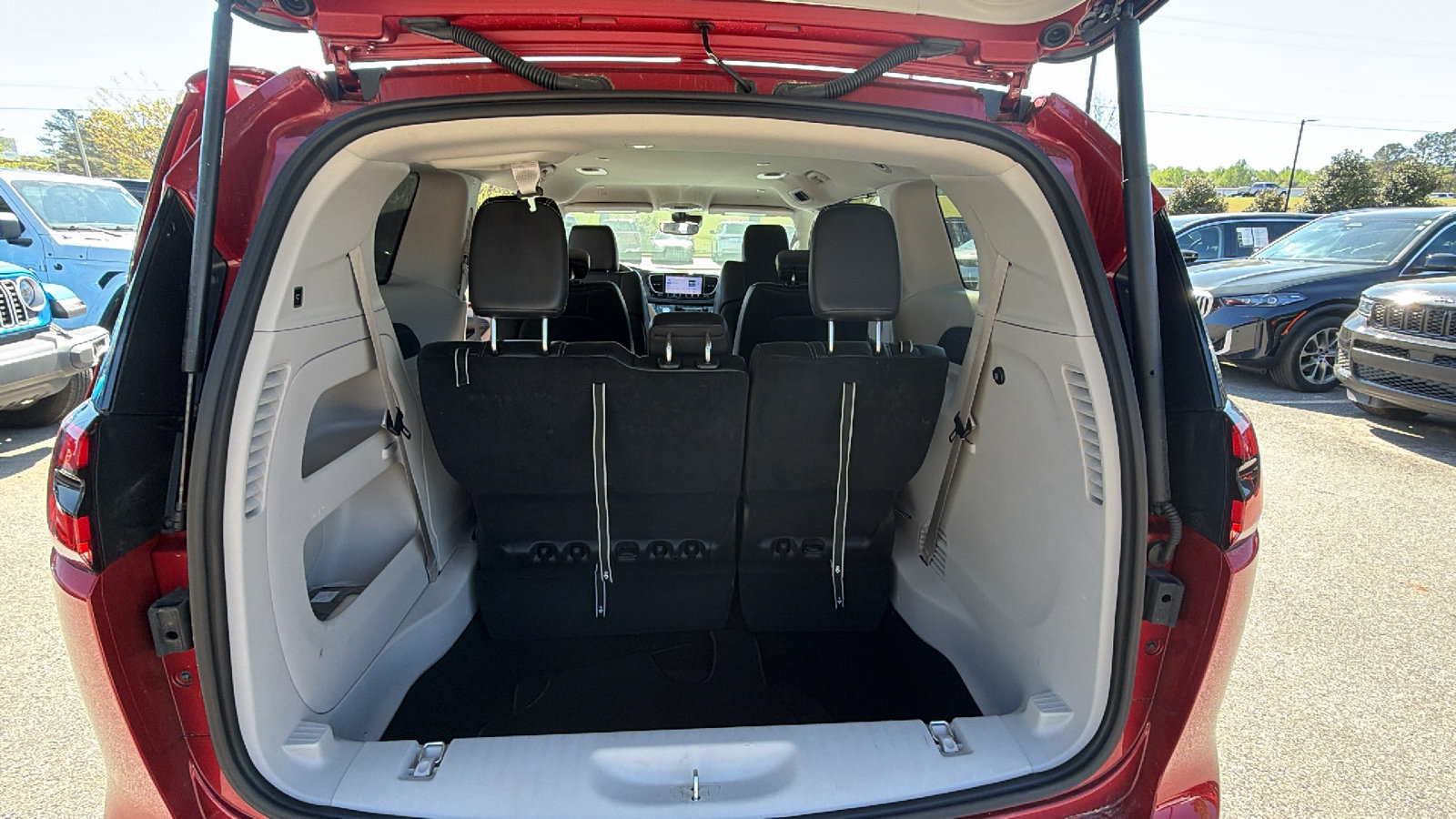 Certified 2024 Chrysler Pacifica Touring-L FWD image 13