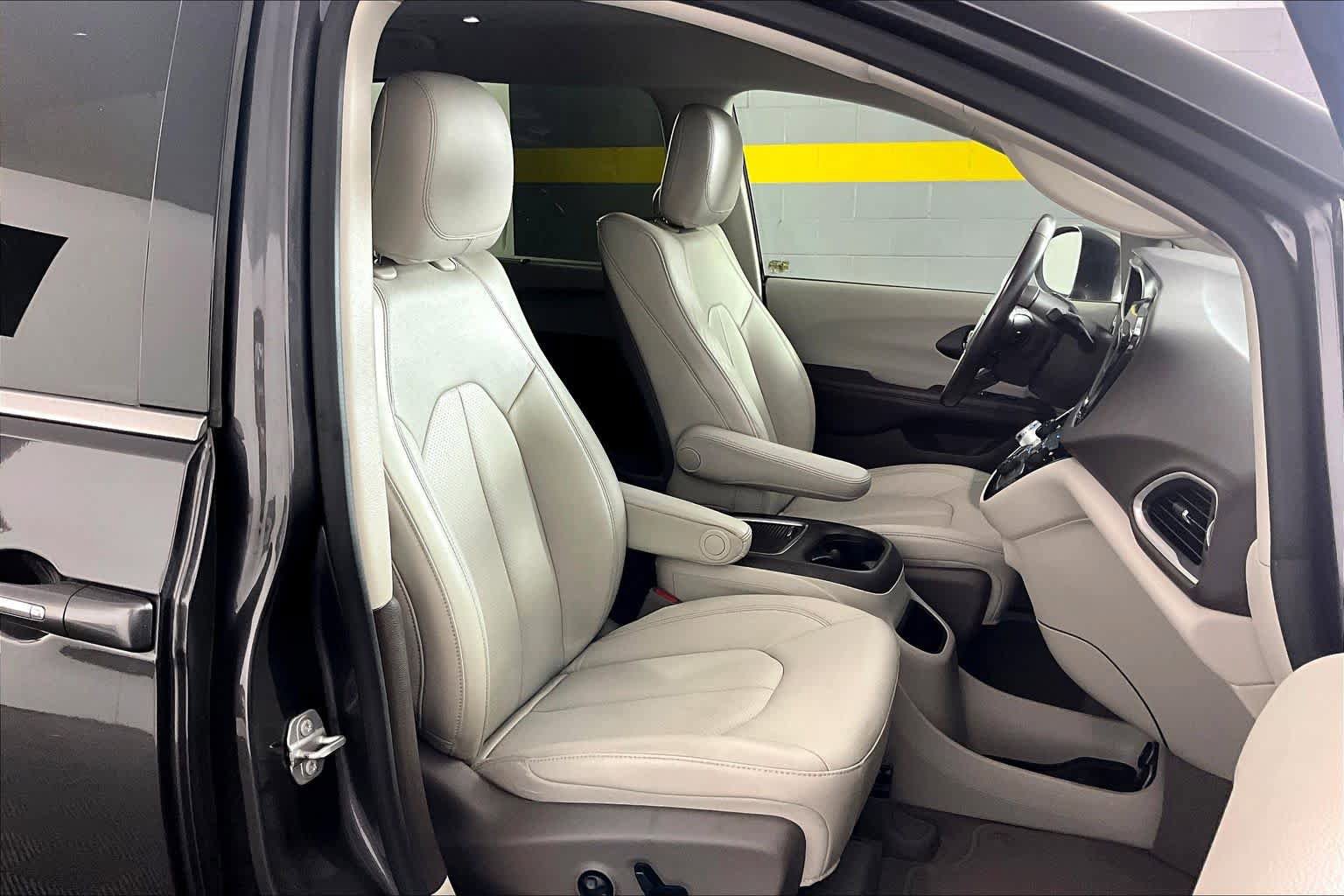 Used 2020 Chrysler Pacifica Touring-L Plus w/ Tire & Wheel Group FWD image 9