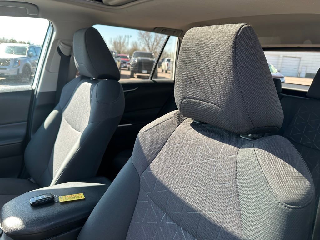 Used 2019 Toyota RAV4 XLE w/ Convenience Package AWD/4WD image 3