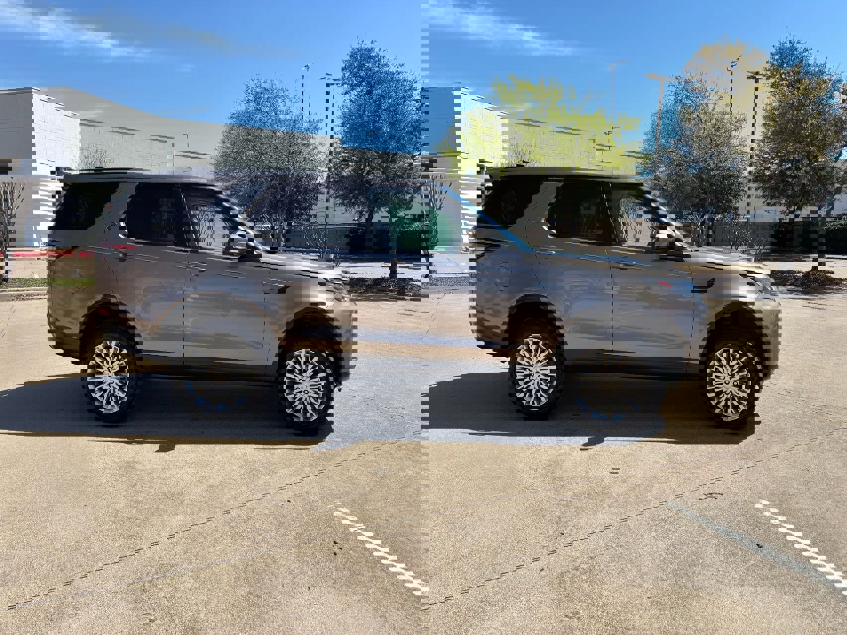 Used 2017 Land Rover Discovery SE image 4