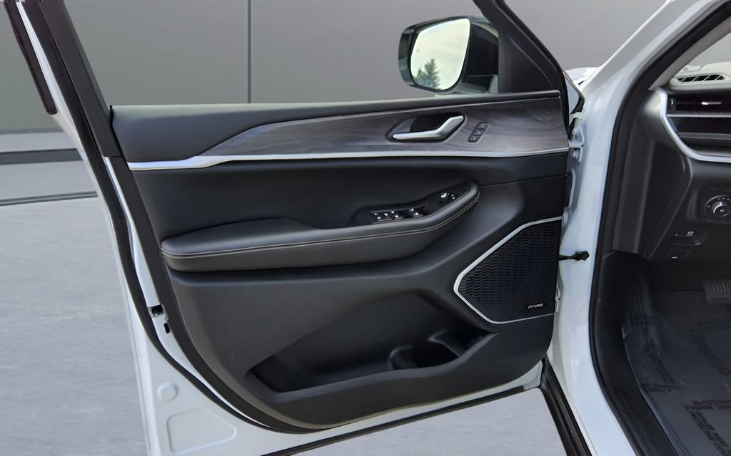 Used 2023 Jeep Grand Cherokee 4WD 4xe image 24