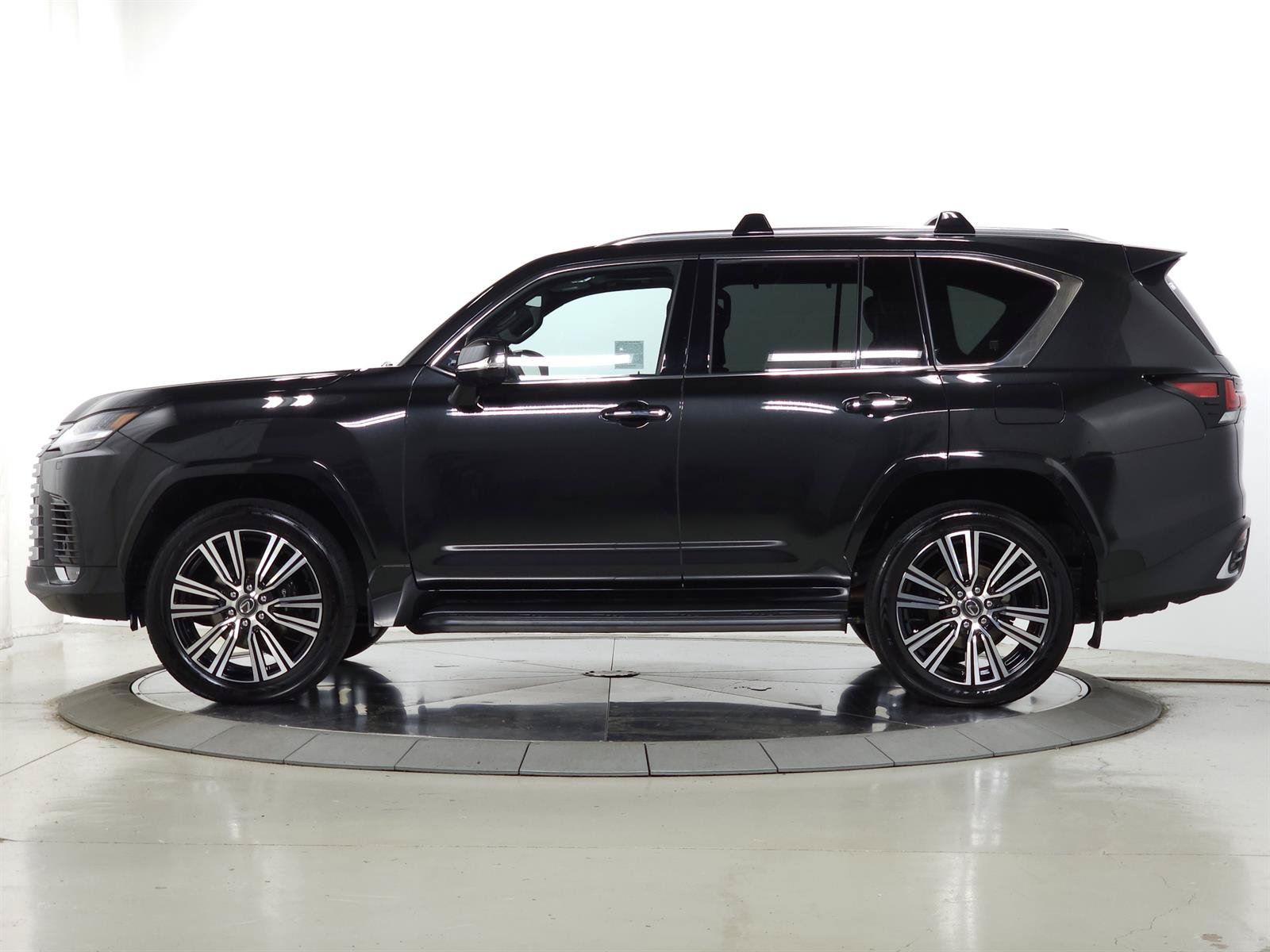 Used 2025 Lexus LX 600 4WD w/ Accessory Package (2T) image 4