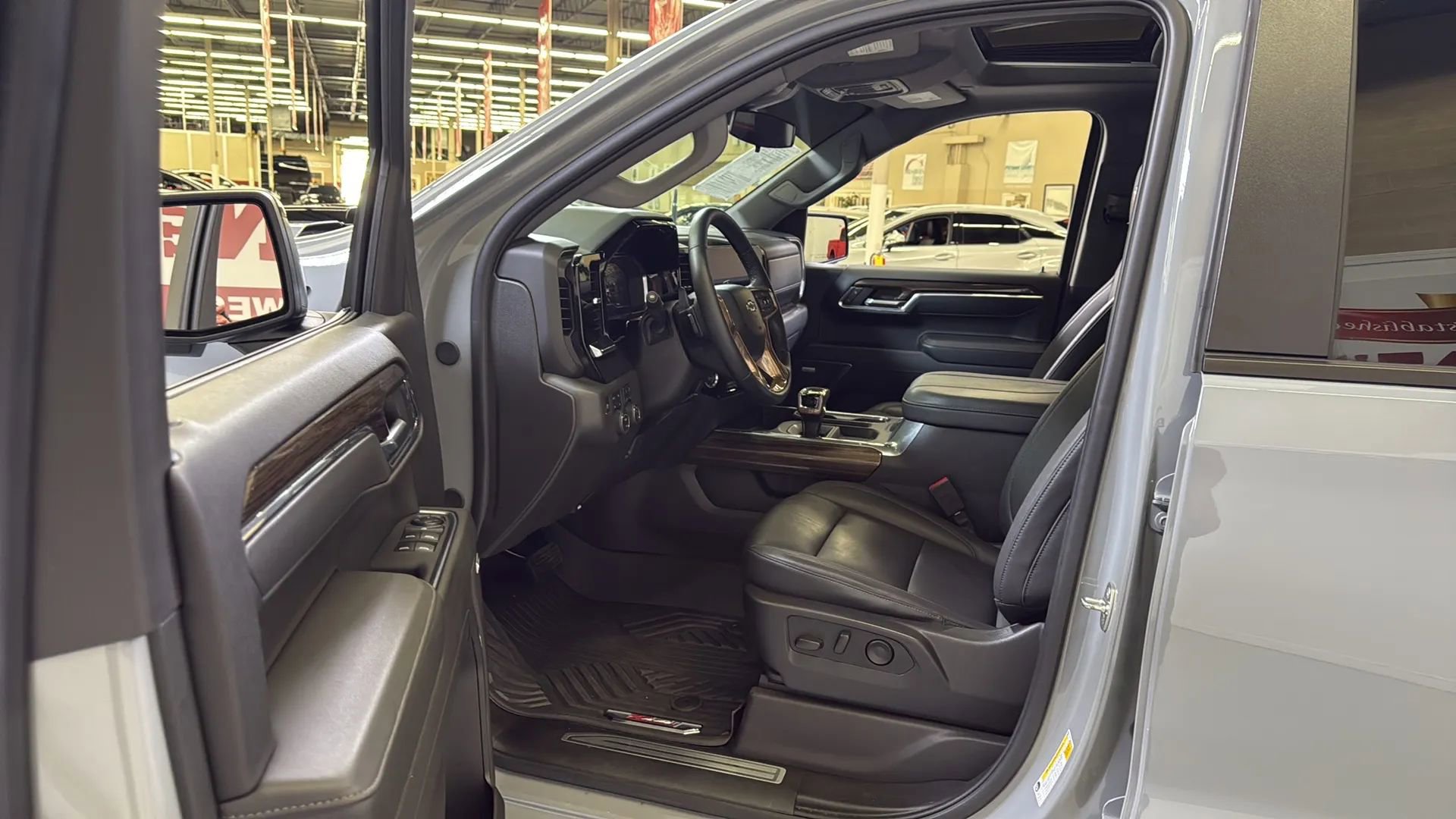 Used 2024 Chevrolet Silverado 1500 LT Trail Boss w/ LT Trail Boss Premium Package image 16