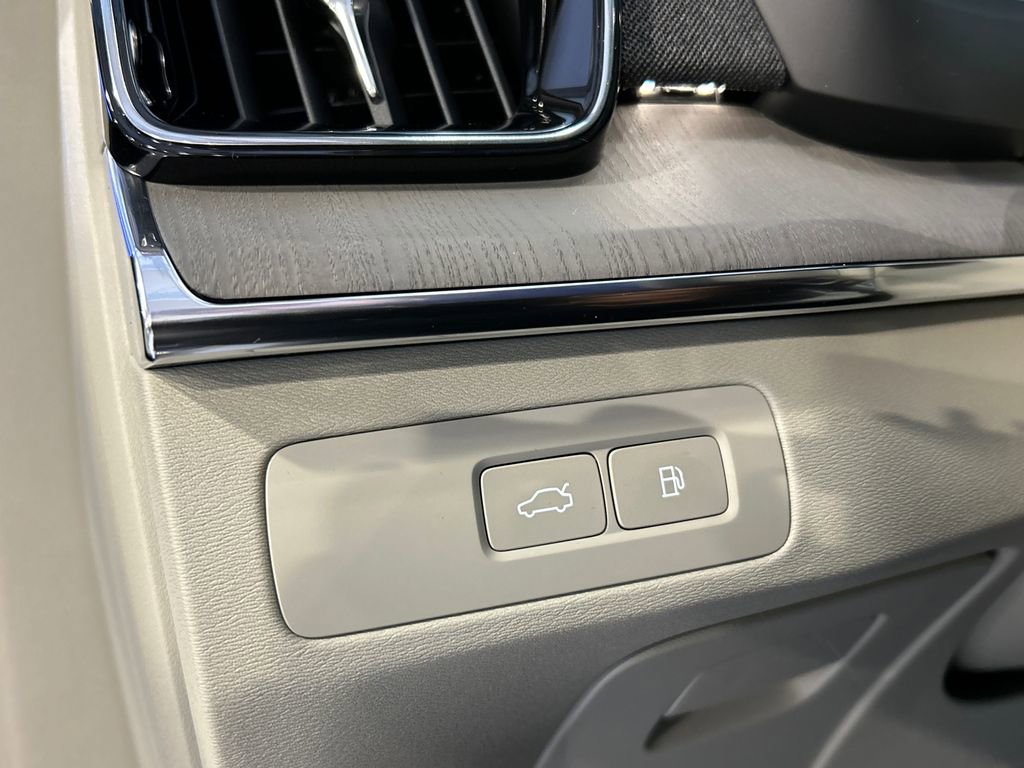 Certified 2025 Volvo XC90 T8 Ultra image 21