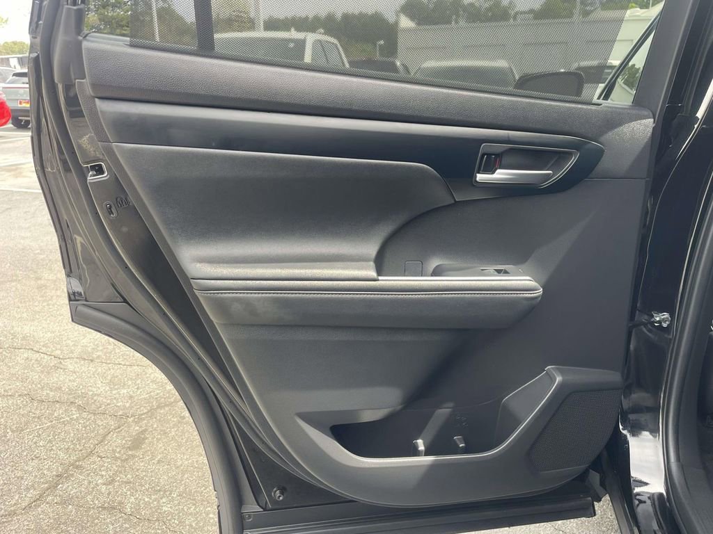 Used 2023 Toyota Highlander XLE image 21