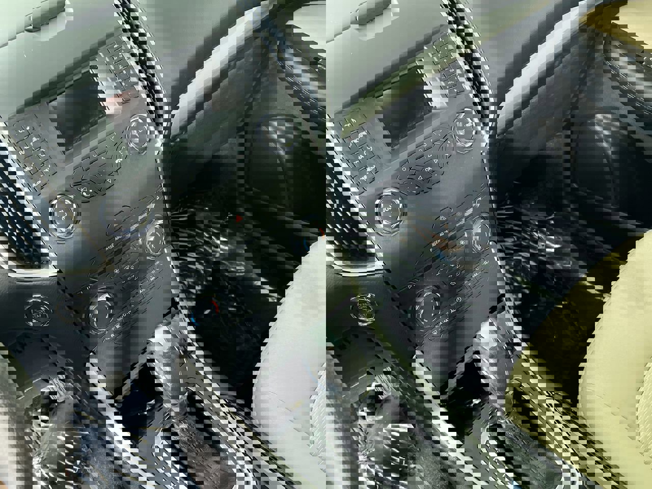 Used 2015 Ford Edge SEL image 25