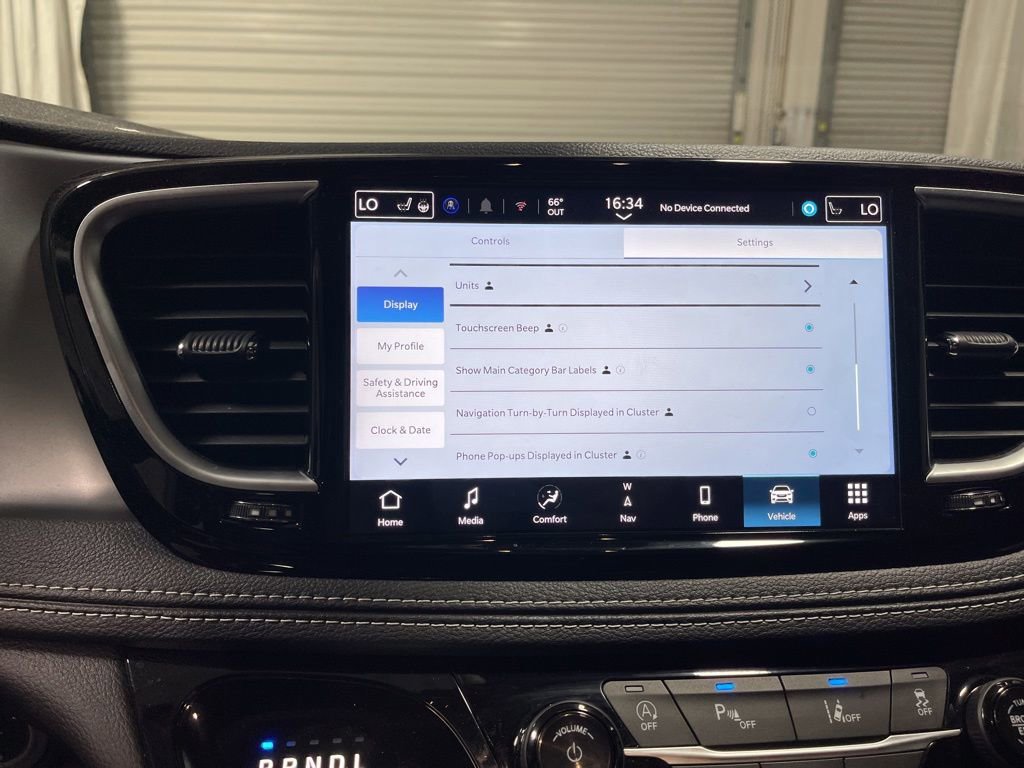 Used 2026 Chrysler Pacifica Limited FWD image 36