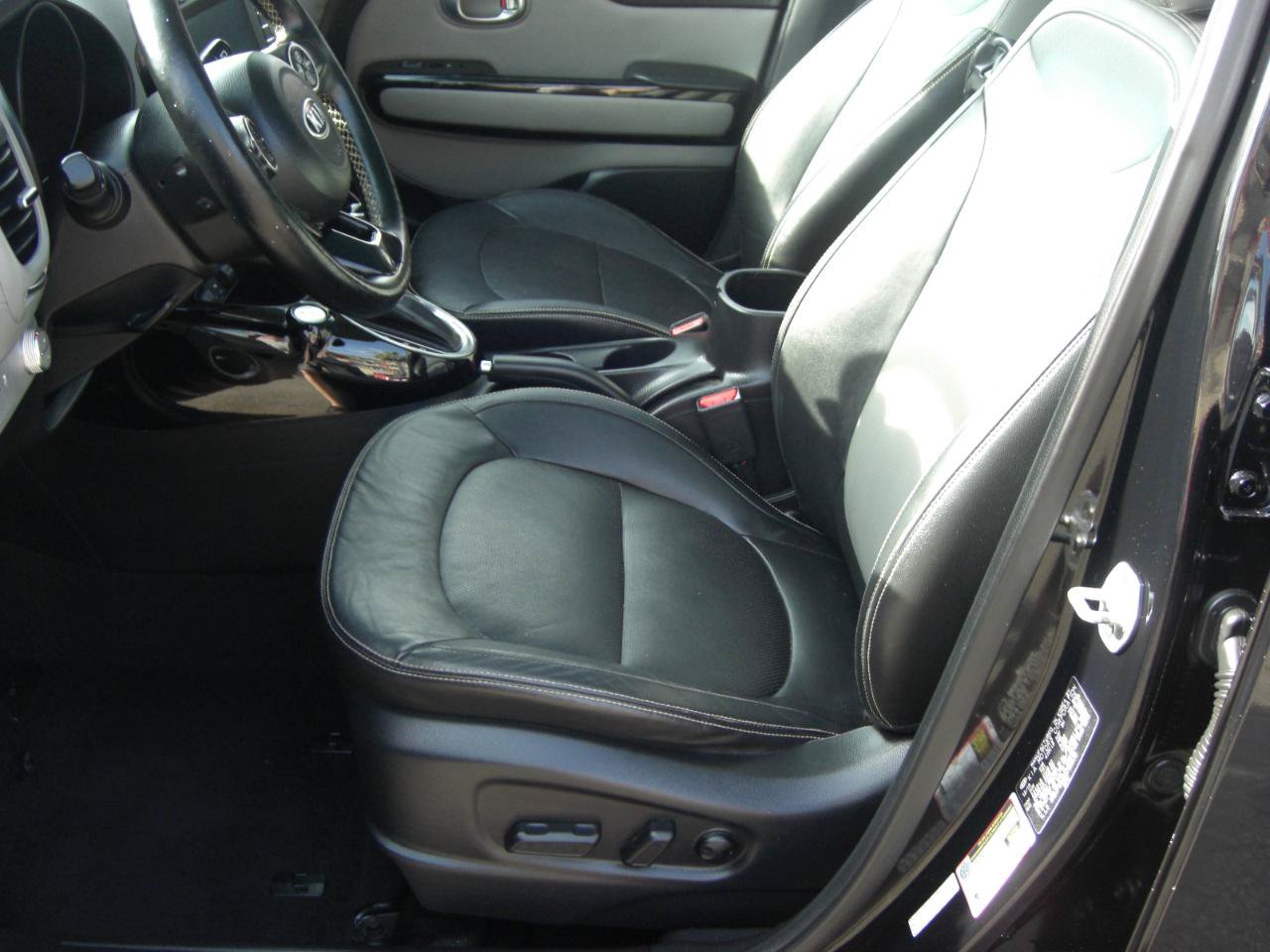 Used 2016 Kia Soul + w/ Primo Package FWD image 21