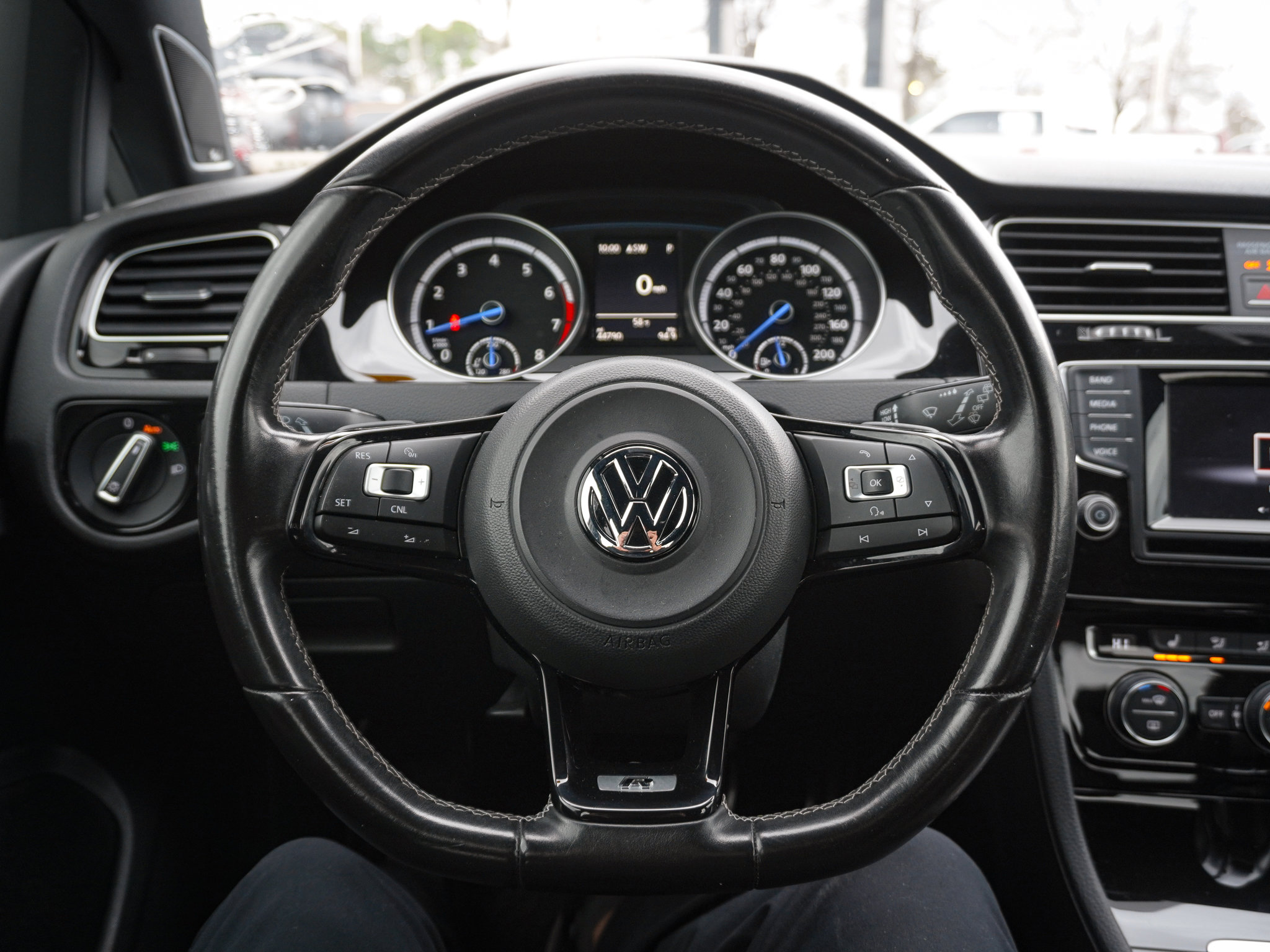 Used 2015 Volkswagen Golf R 4-Door image 17