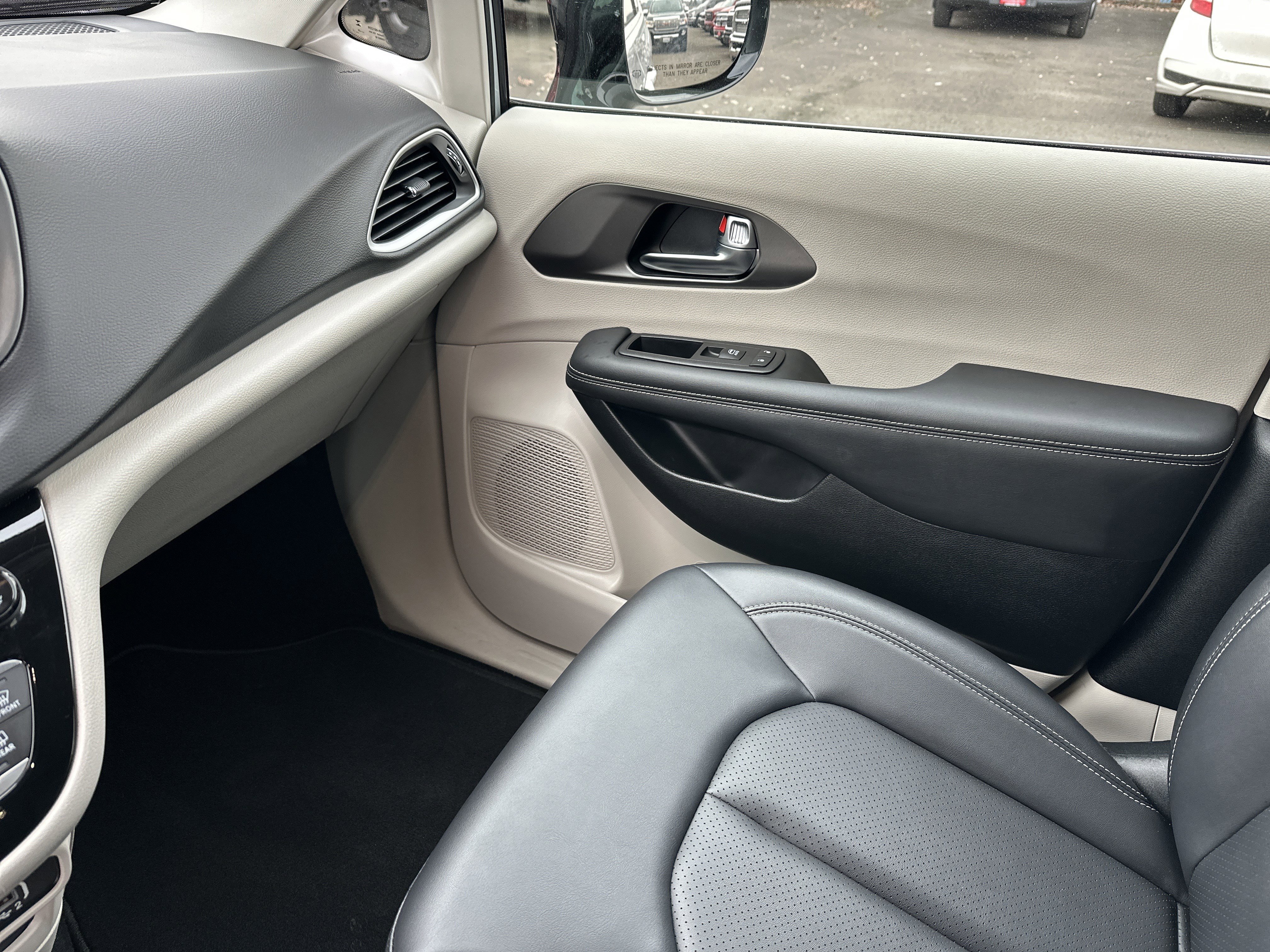 Used 2024 Chrysler Pacifica Touring-L image 24