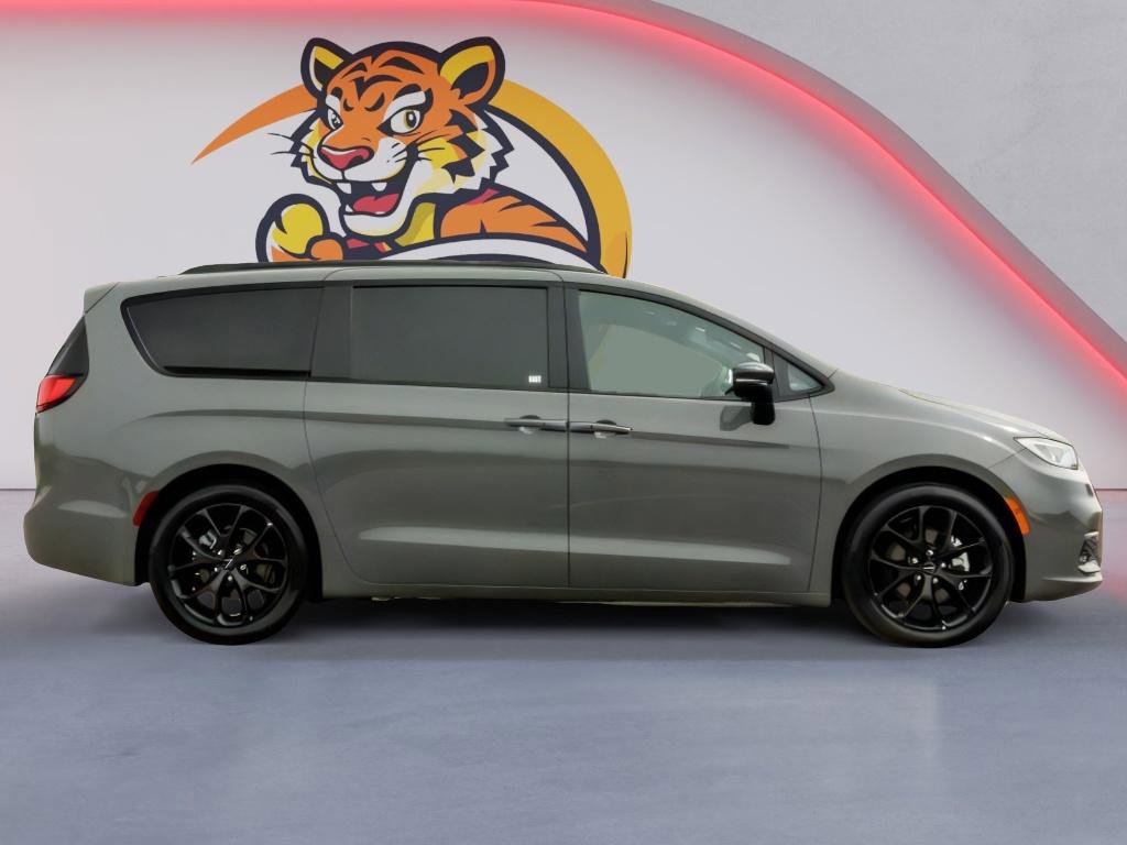 Used 2025 Chrysler Pacifica Limited FWD image 4