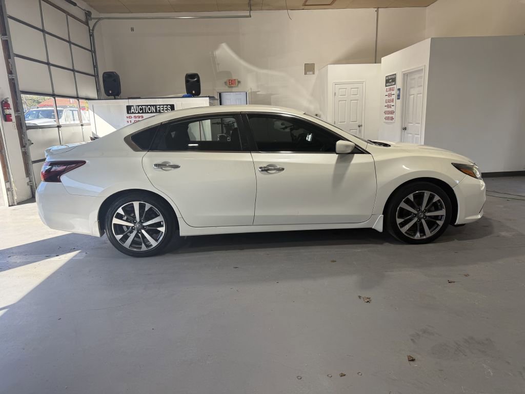 Used 2017 Nissan Altima 2.5 SR image 2