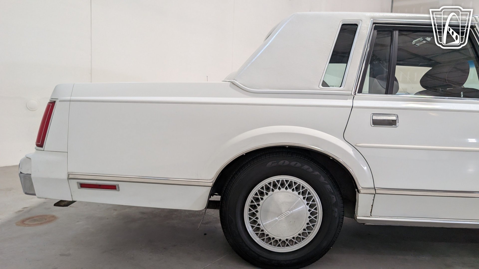 Used 1988 Lincoln Town Car RWD image 33