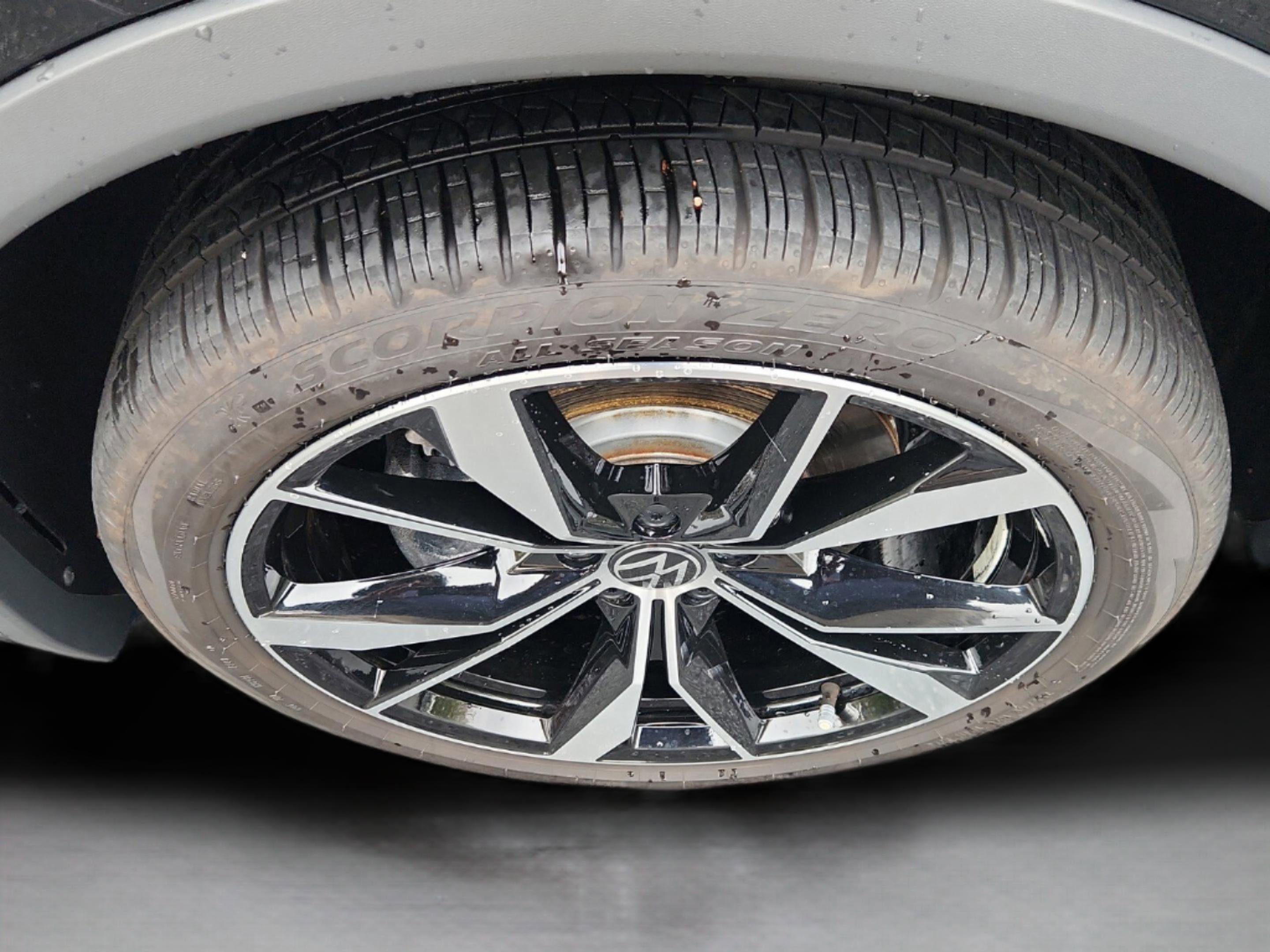 Used 2024 Volkswagen Tiguan SEL R-Line image 9