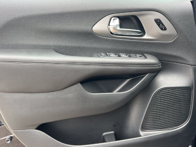New 2027 Chrysler Pacifica Select AWD/4WD image 14