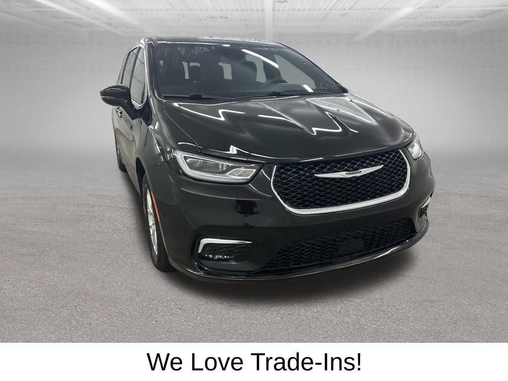 Used 2025 Chrysler Pacifica Select FWD image 3