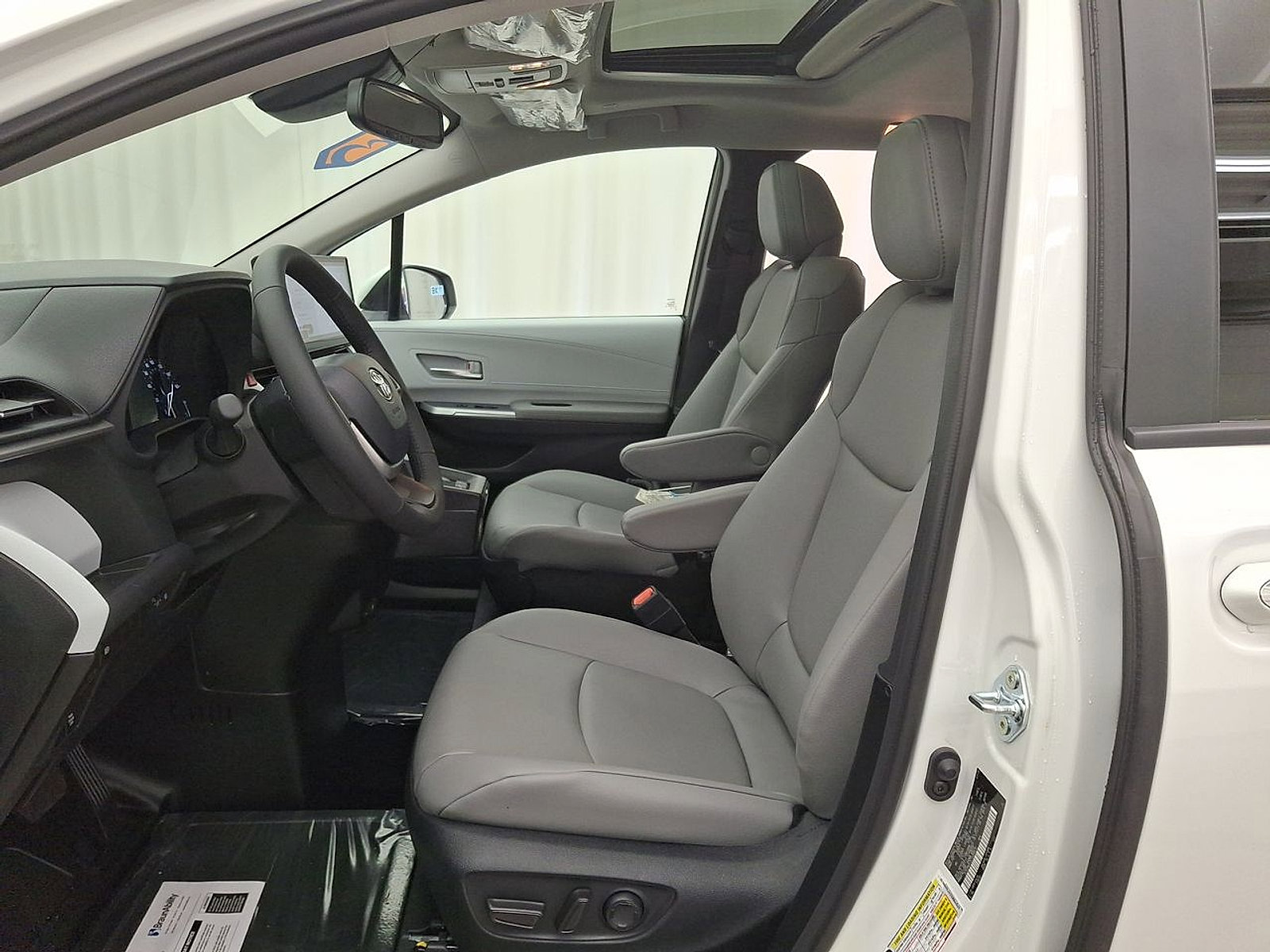 Used 2026 Toyota Sienna XLE FWD image 11