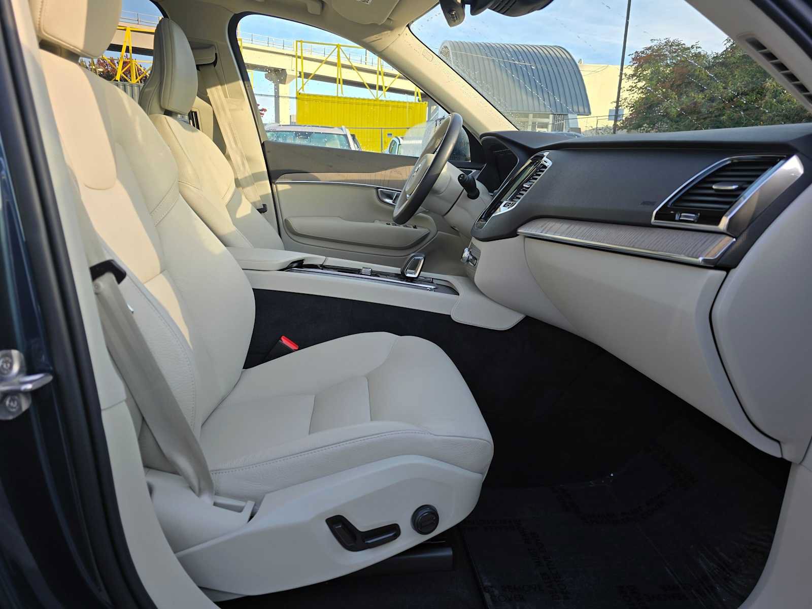 Certified 2024 Volvo XC90 T8 Plus w/ Protection Package Premier AWD/4WD image 11