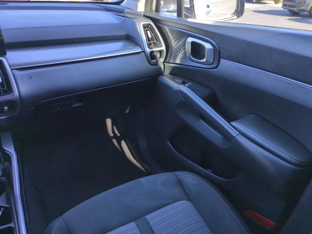 Used 2023 Kia Sorento LX image 17