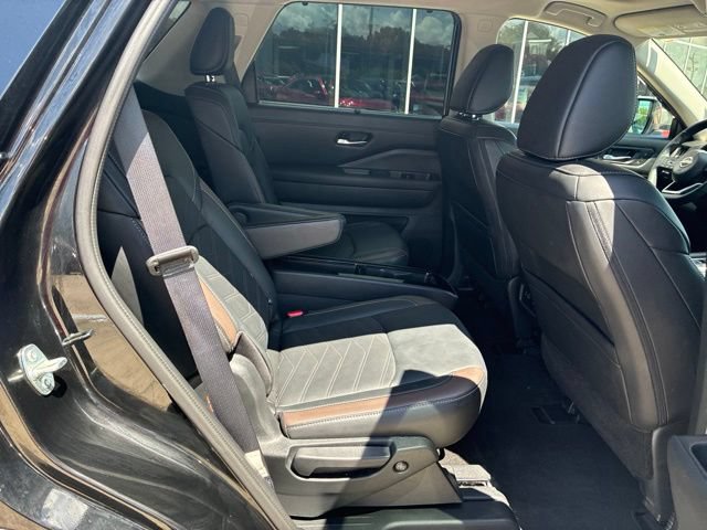 Used 2024 Nissan Pathfinder Platinum FWD image 9