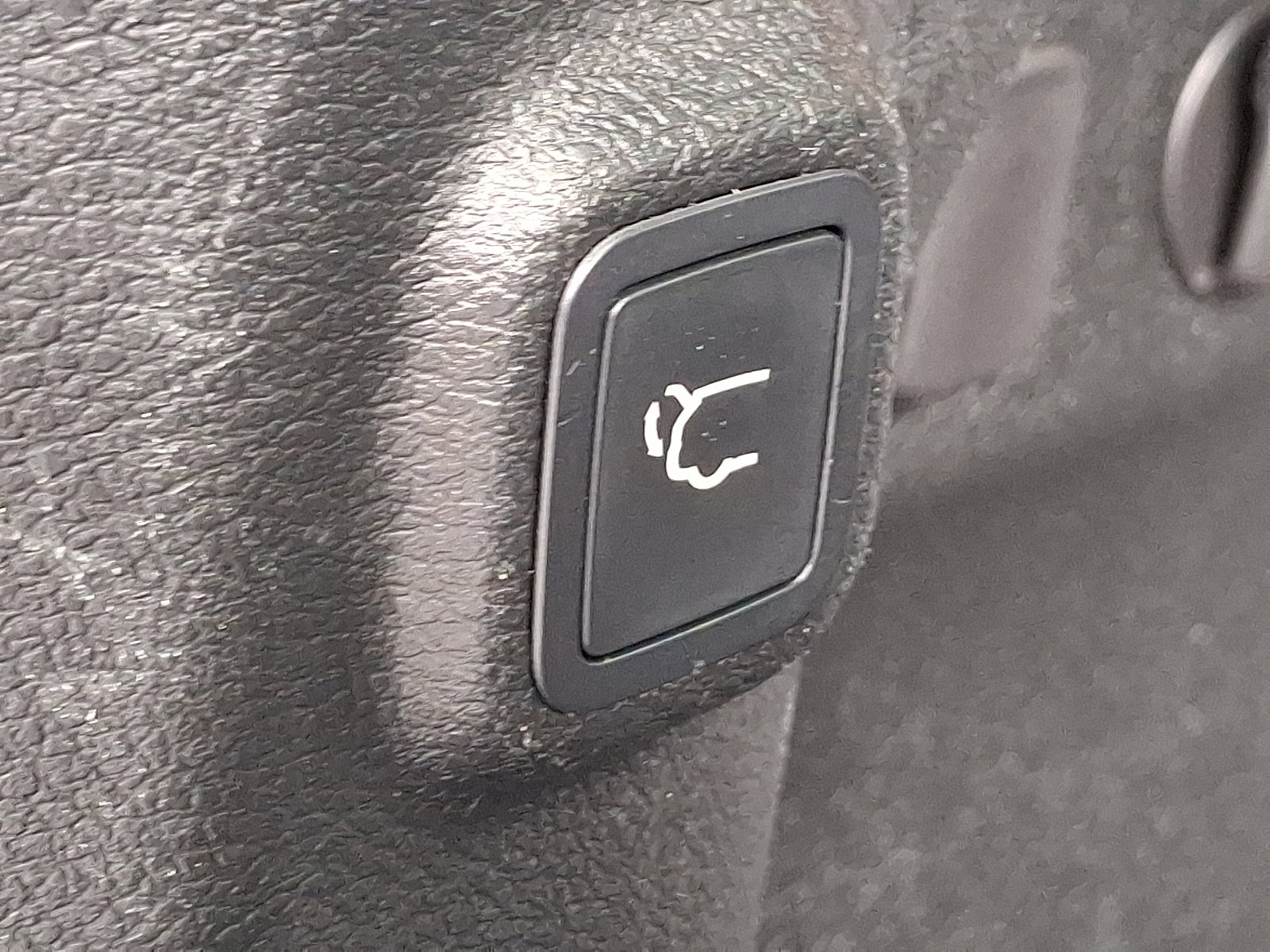 Certified 2019 Jeep Cherokee Limited w/ Technology Group AWD/4WD image 30