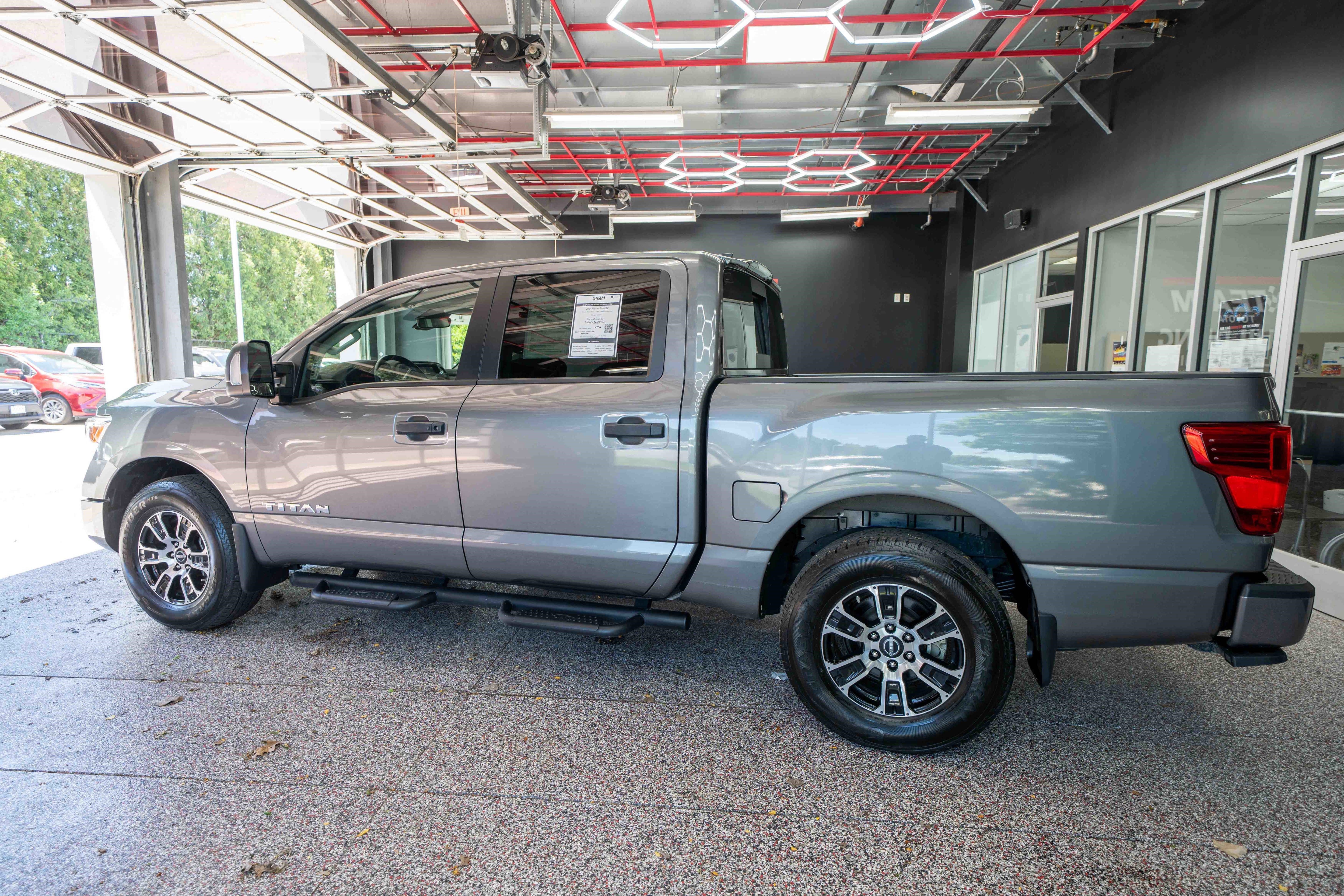 Used 2024 Nissan Titan SV w/ SV Convenience Package AWD/4WD image 2