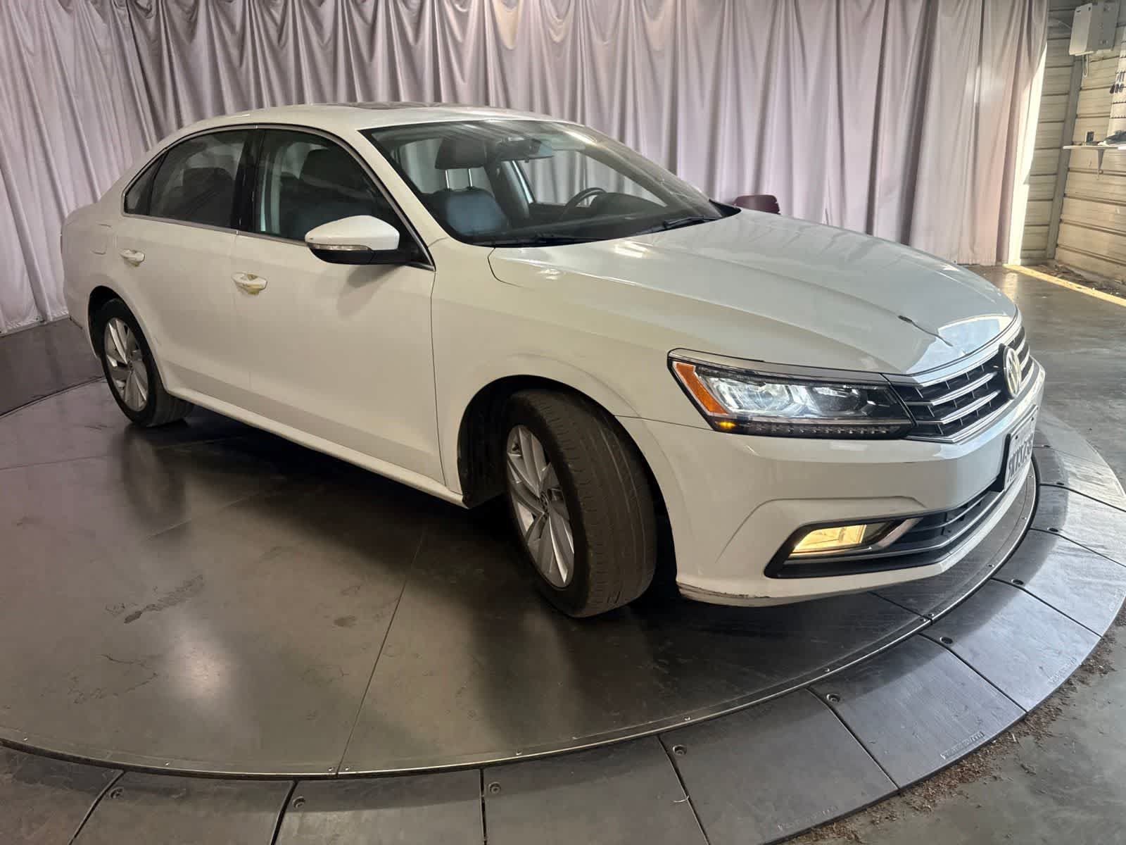 Used 2018 Volkswagen Passat 2.0T SE w/ SE Lighting Package FWD image 3