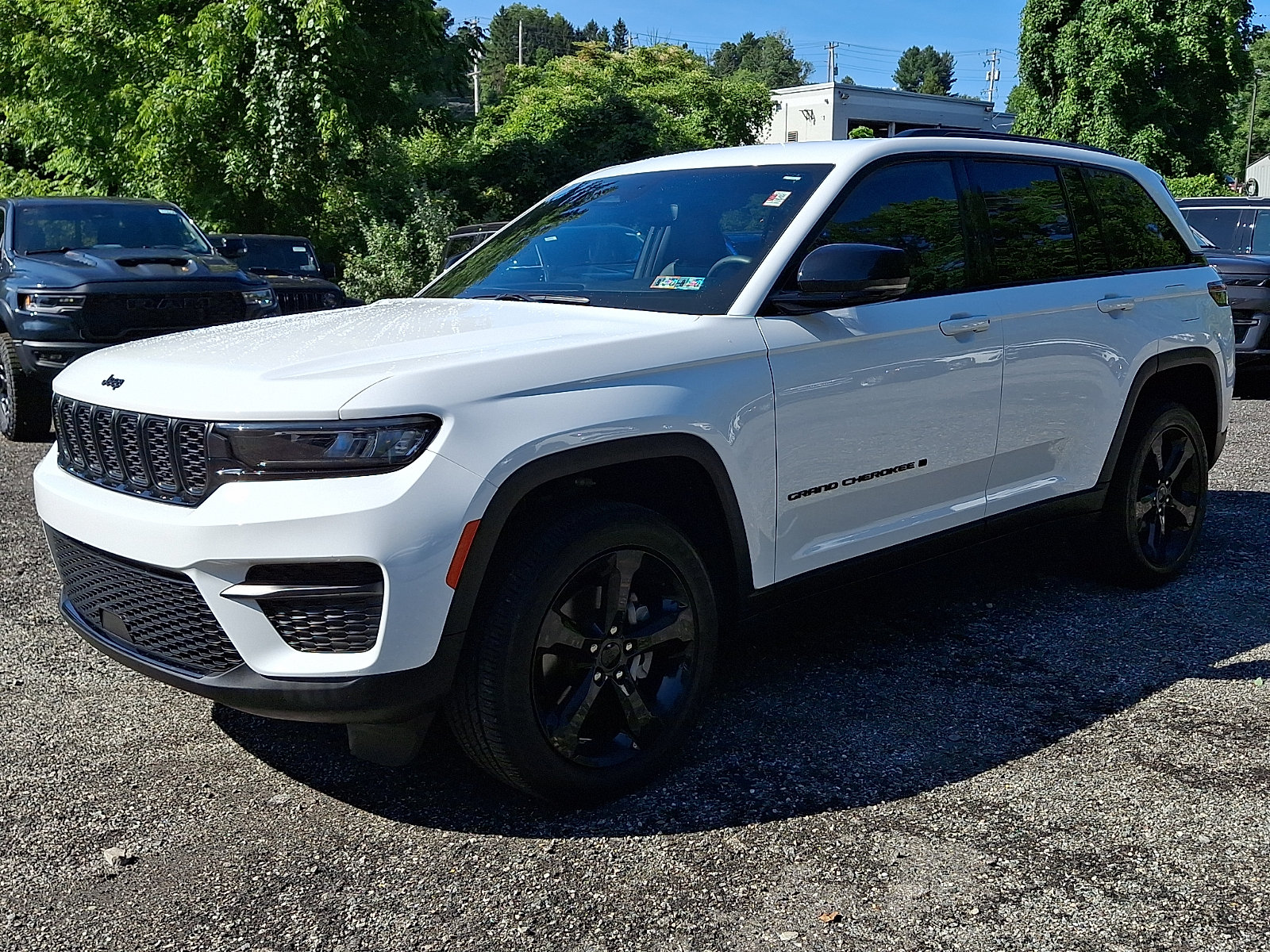 Used 2023 Jeep Grand Cherokee Altitude AWD/4WD image 3