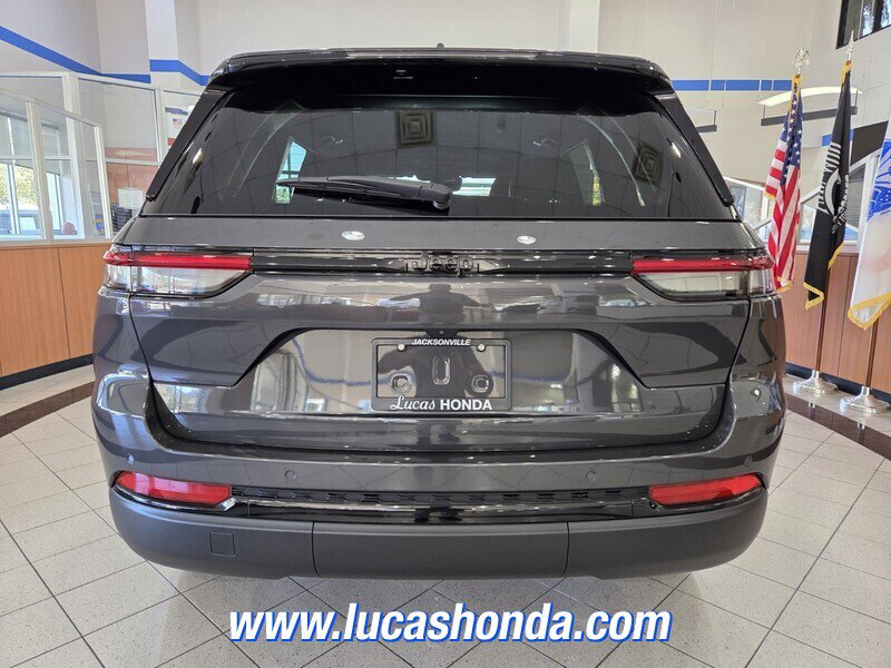 Used 2025 Jeep Grand Cherokee Altitude RWD image 5
