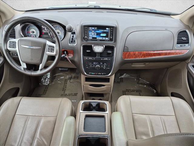 Used 2015 Chrysler Town & Country Touring FWD image 18