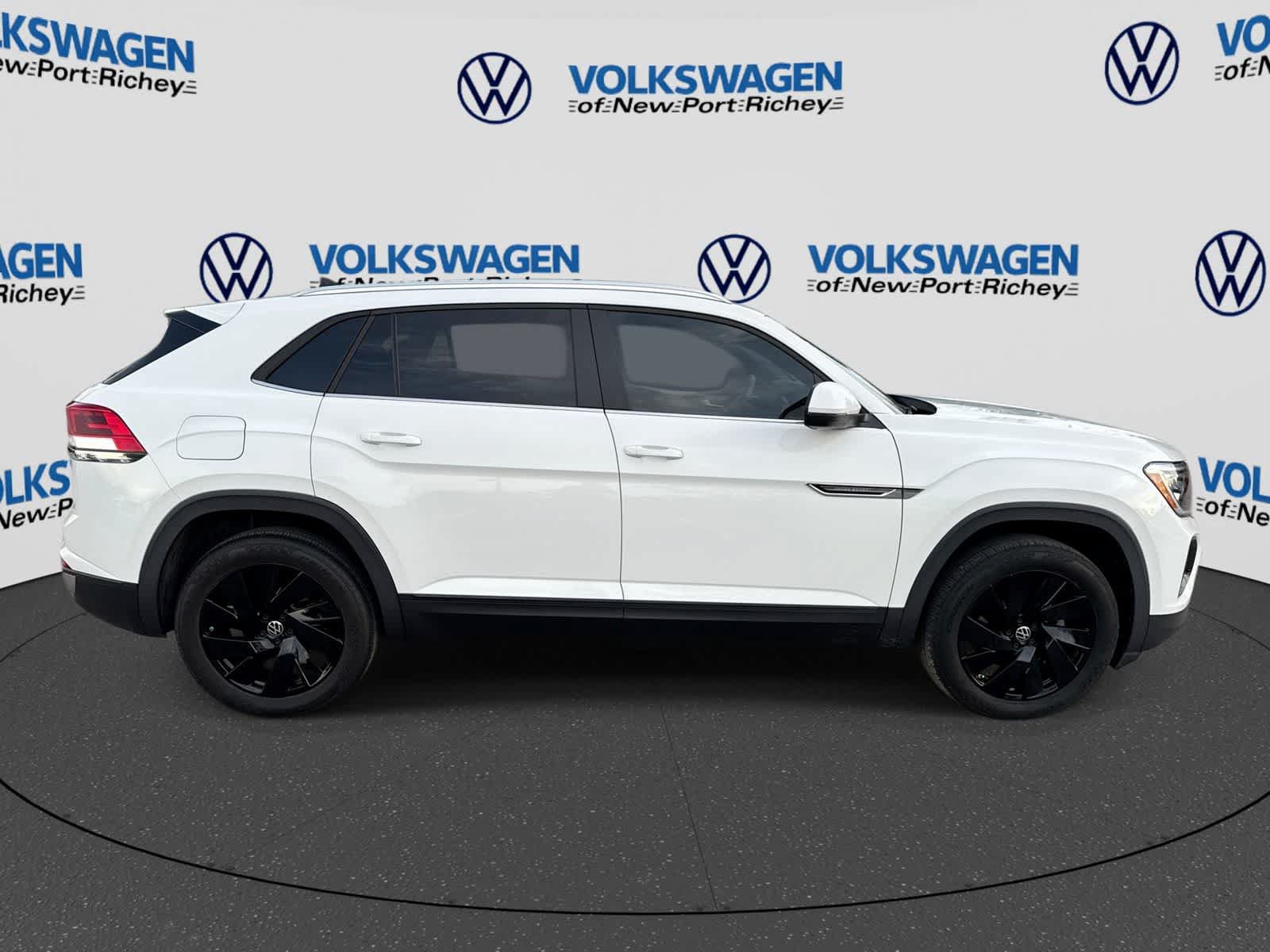 Used 2024 Volkswagen Atlas Cross Sport SE w/ Panoramic Sunroof Package FWD image 15