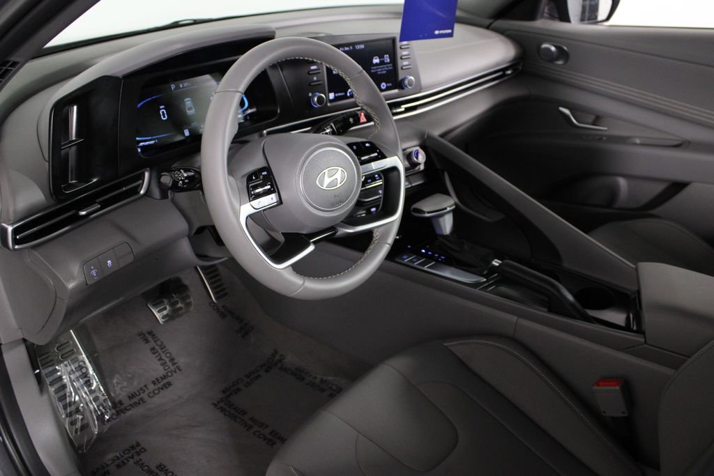 Certified 2025 Hyundai Elantra Sport image 17