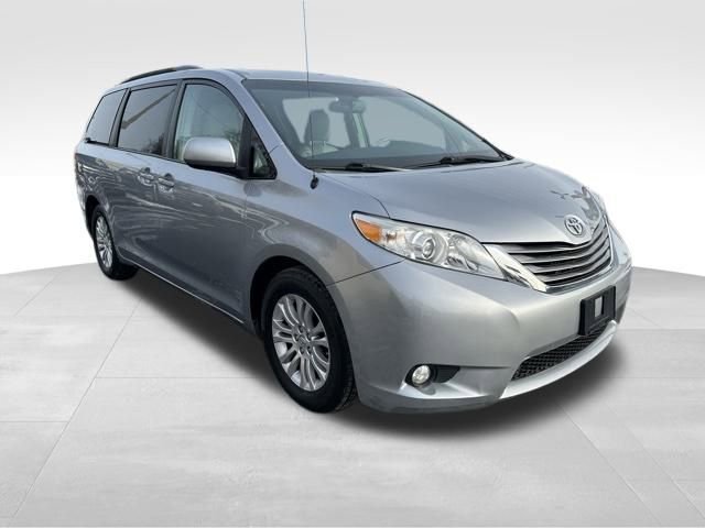 Used 2012 Toyota Sienna XLE image 28