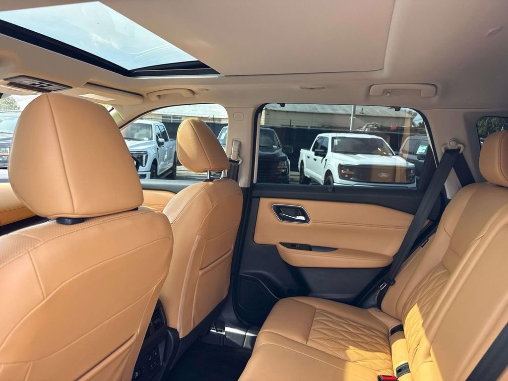 Used 2023 Nissan Rogue Platinum w/ Platinum Premium Package FWD image 12