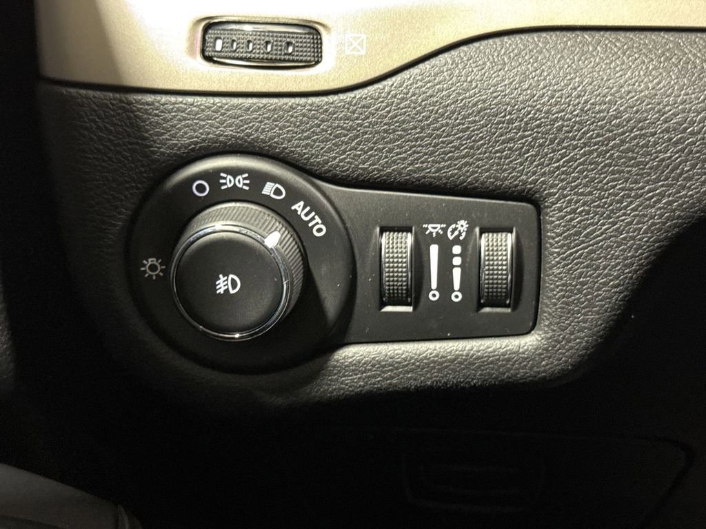 Used 2017 Jeep Cherokee Limited FWD image 18