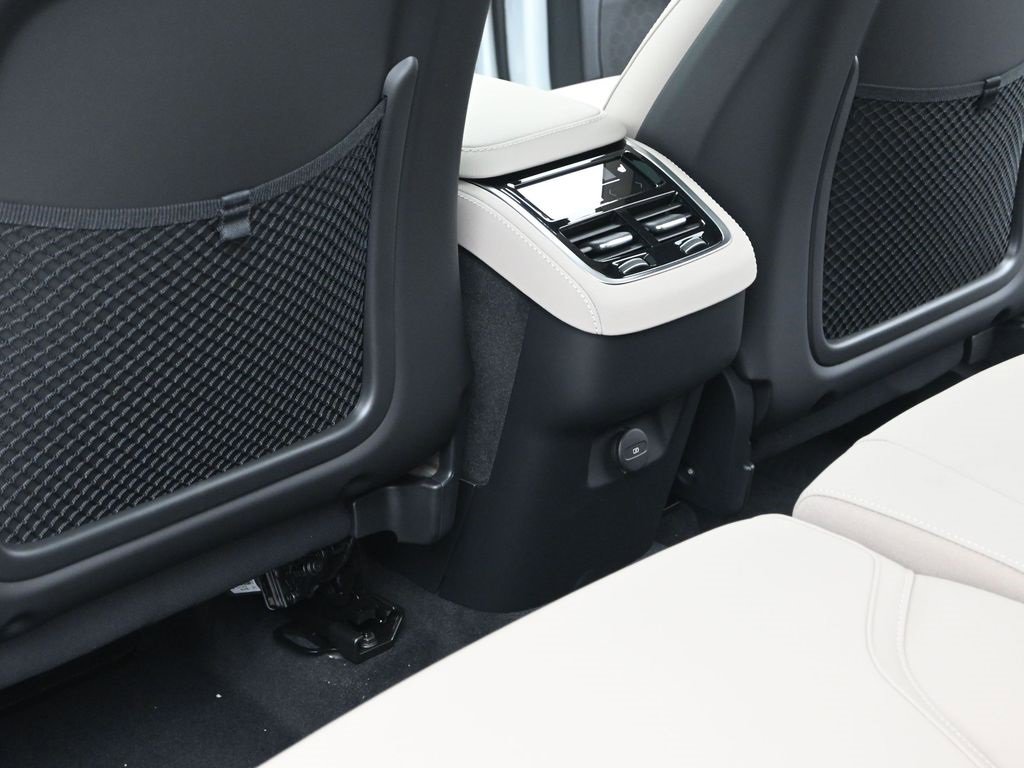 New 2026 Volvo XC90 B6 Plus w/ Protection Package Premier image 29