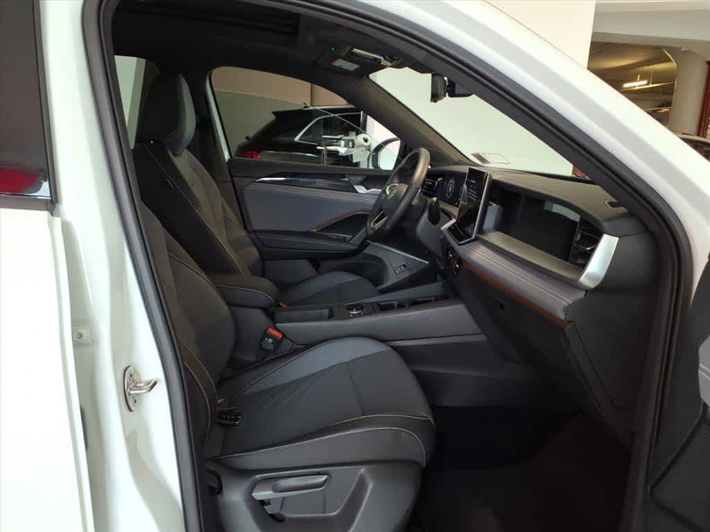 Certified 2025 Volkswagen Tiguan SE R-Line image 21