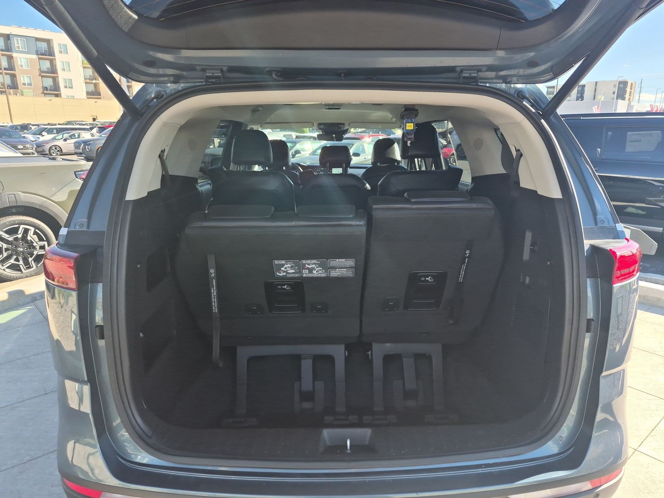 Used 2024 Kia Carnival EX FWD image 28