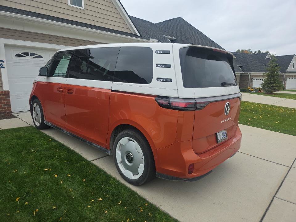 Used 2025 Volkswagen ID. Buzz Pro S Plus RWD image 18