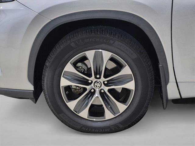 Used 2023 Toyota Highlander XLE FWD image 6