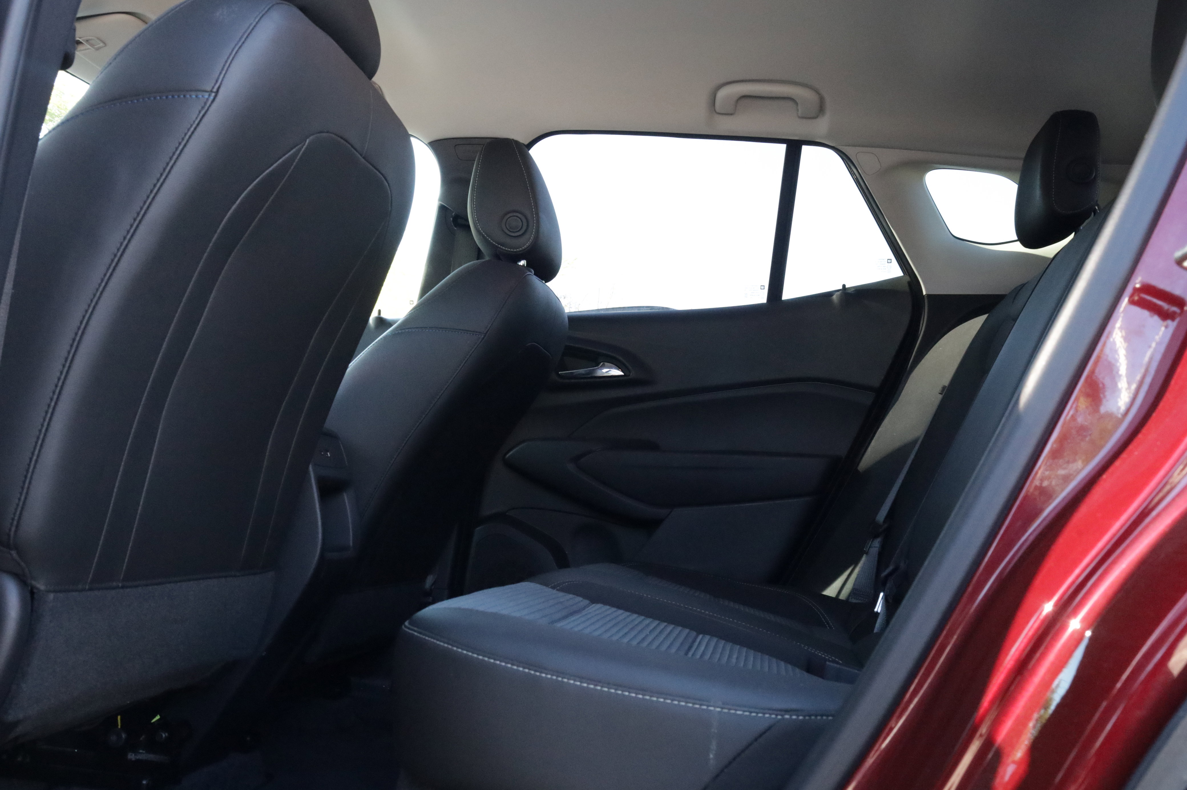 Used 2025 Chevrolet Trax LT FWD image 25