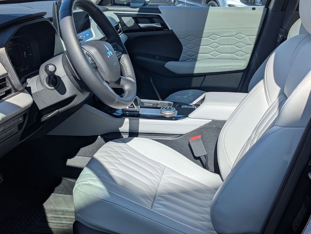 Used 2025 Mitsubishi Outlander AWD image 11