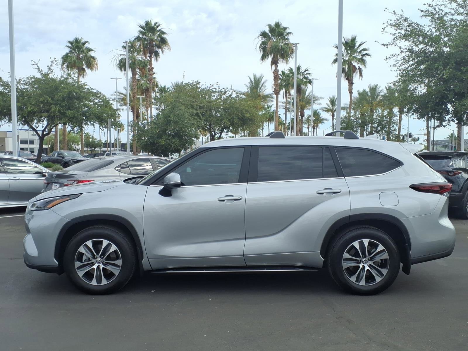 Certified 2025 Toyota Highlander XLE FWD image 7